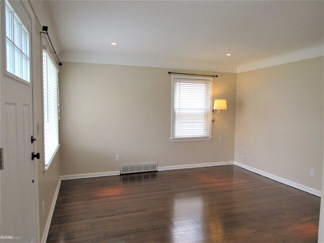 Building Photo - 1111 Longfellow Ave
