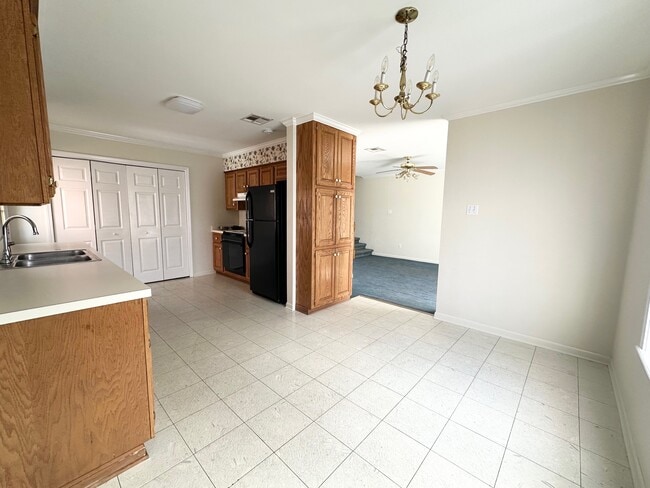 Kitchen and Dining Area - 122 Mall Cir