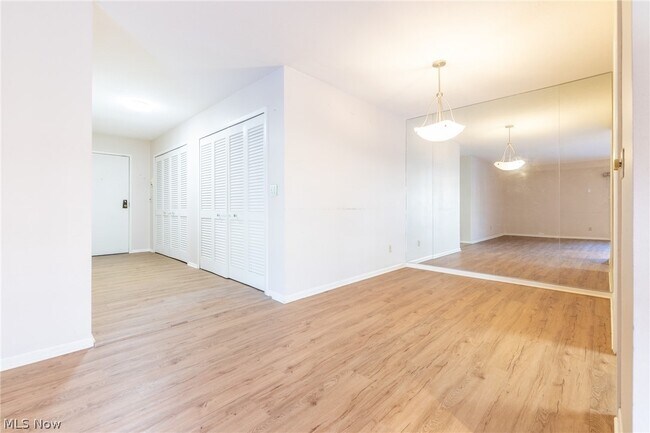 Building Photo - 2112 Acacia Park Dr