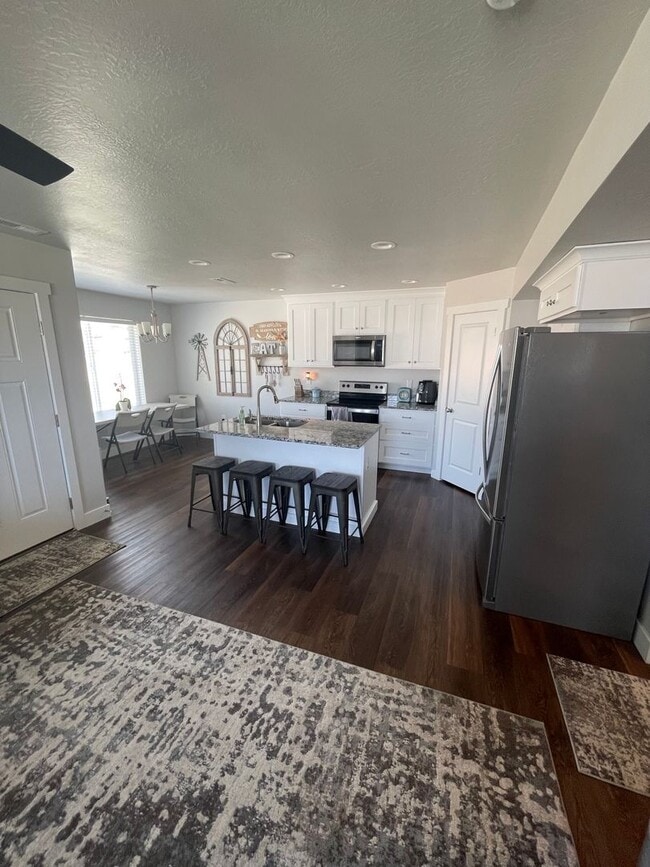 Building Photo - Newer Santaquin Townhome