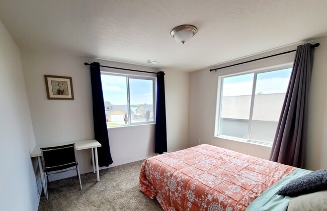 Room- Lake 2 - 8295 Diamond Point Cir NE