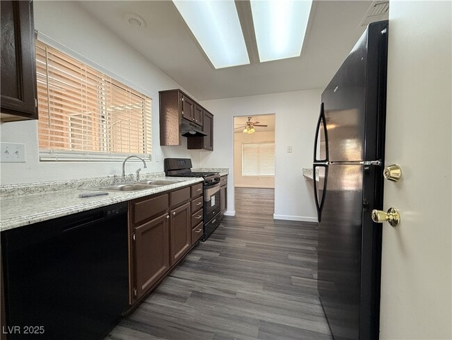 Building Photo - 10101 Hemet Dr