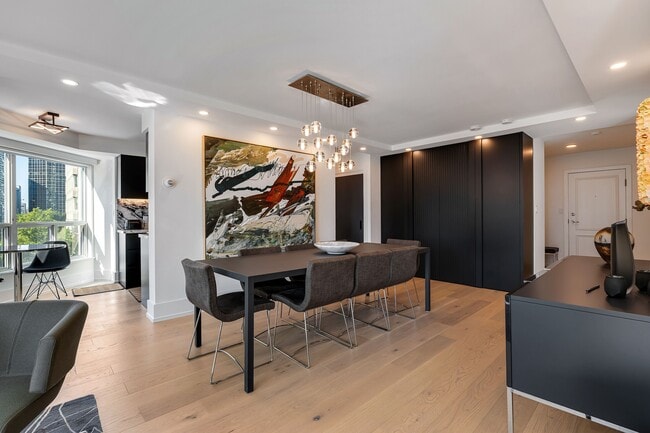 Building Photo - 300 Bloor St E