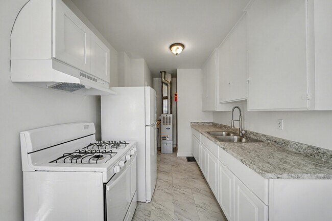 Building Photo - 628 Strong St