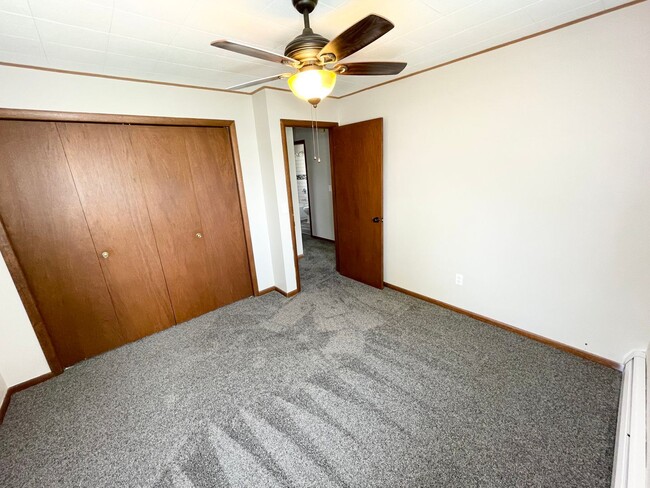 Building Photo - Beautiful Updated 2 Bedroom Apartment with...