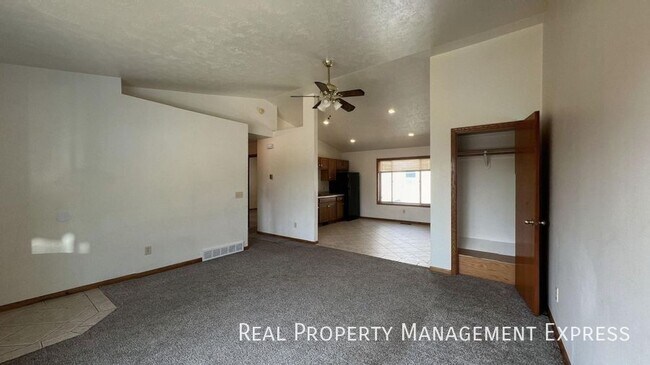 Foto del edificio - Prime Location 3-Bedroom Gem