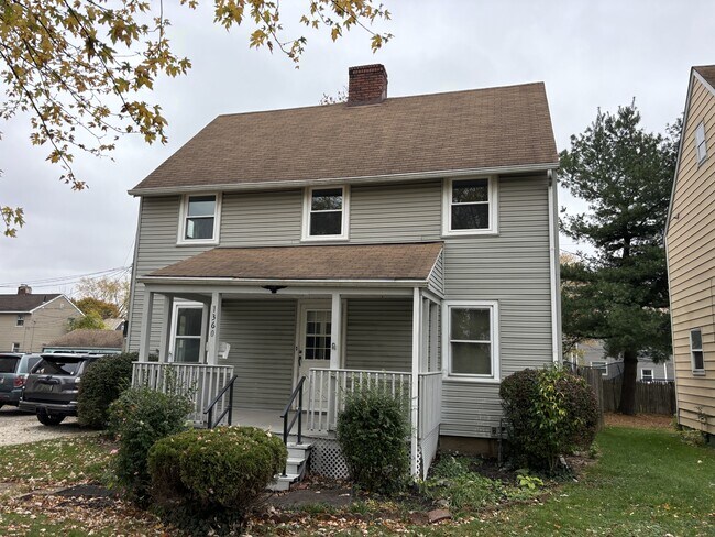 Building Photo - 1360 Roslyn Ave SW