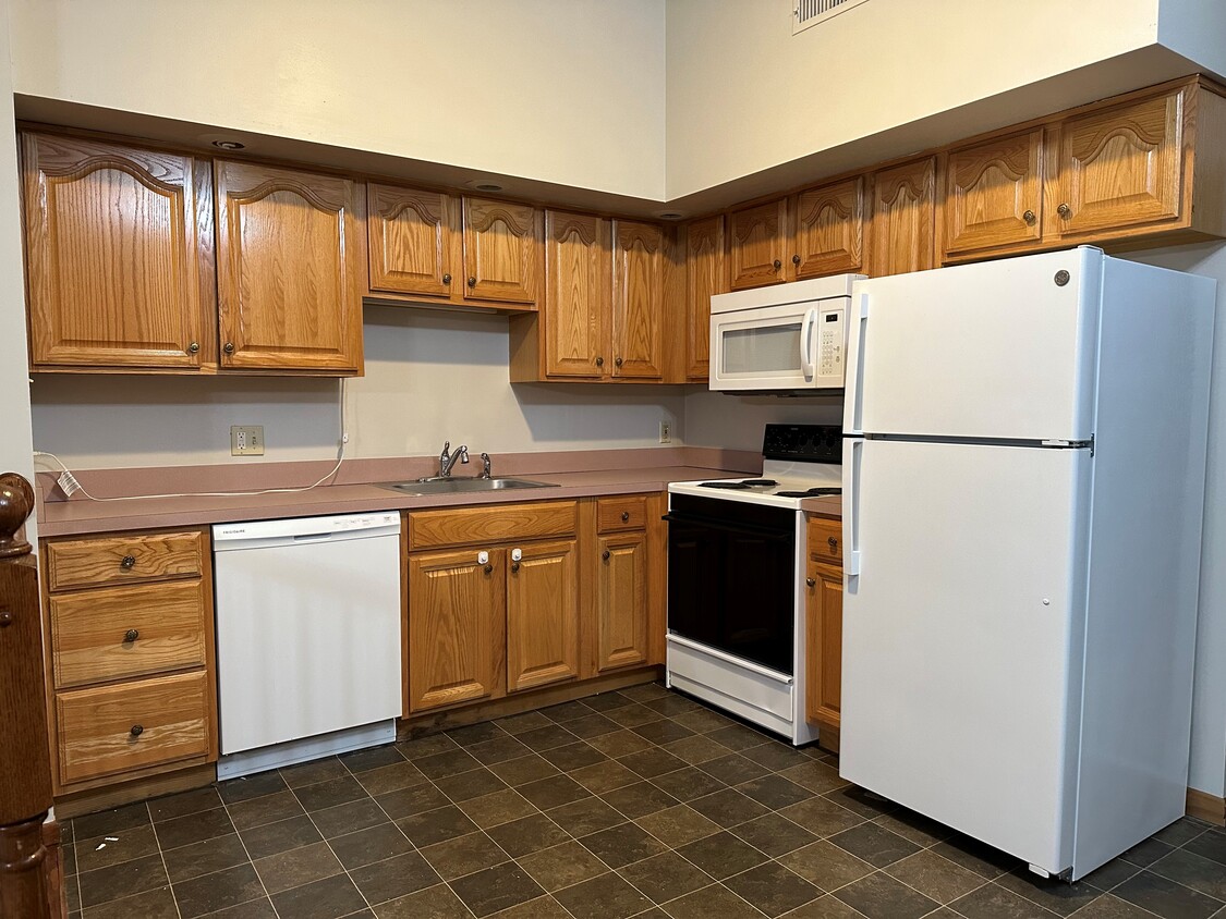 Large Kitchen - 709 Hill Rd
