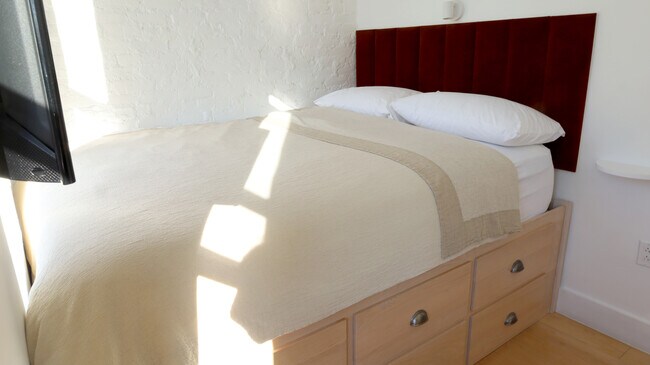 Building Photo - The Oyster: Furnished Apts, 30-Day+ Stay