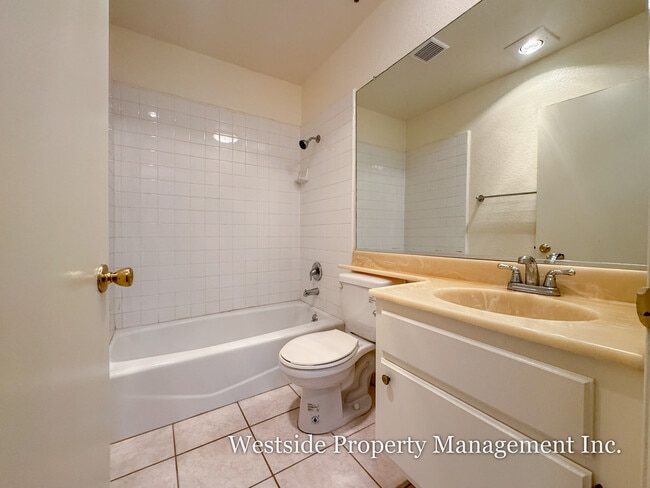 Building Photo - Overland Apartments