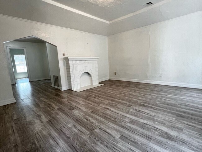 Foto del edificio - Huge 2 bed 1 bath