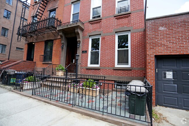 Building Photo - 477 Clinton St