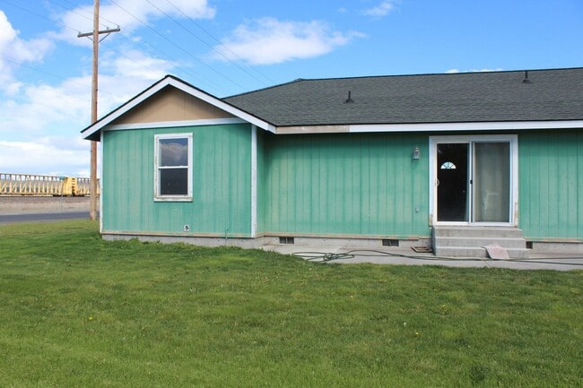 Building Photo - 304 N Willow St