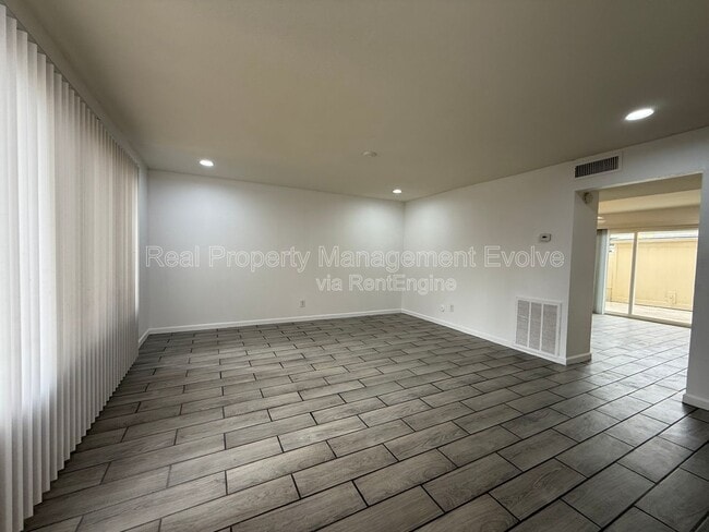 Building Photo - 4613 S Mill Ave