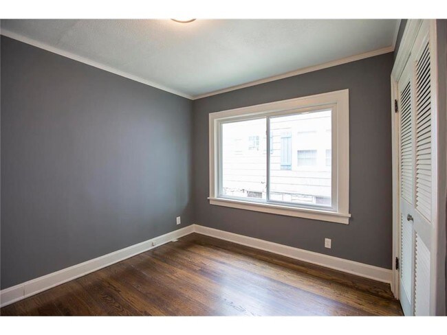 Foto del edificio - 5919 Kenwood Ave