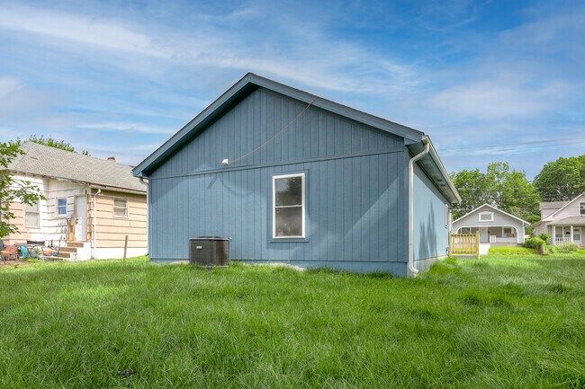 Building Photo - 305 E Short Ave