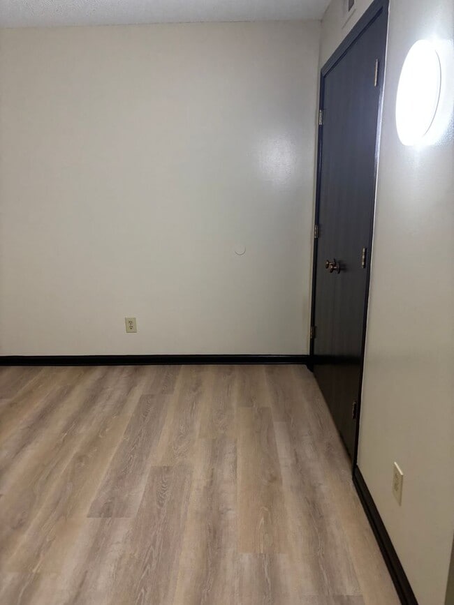 Building Photo - 2 bedroom 2 bath in quiet SW Neighborhood
