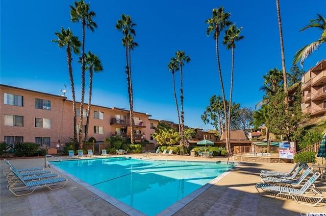 Piscina - 1517 E Garfield Ave