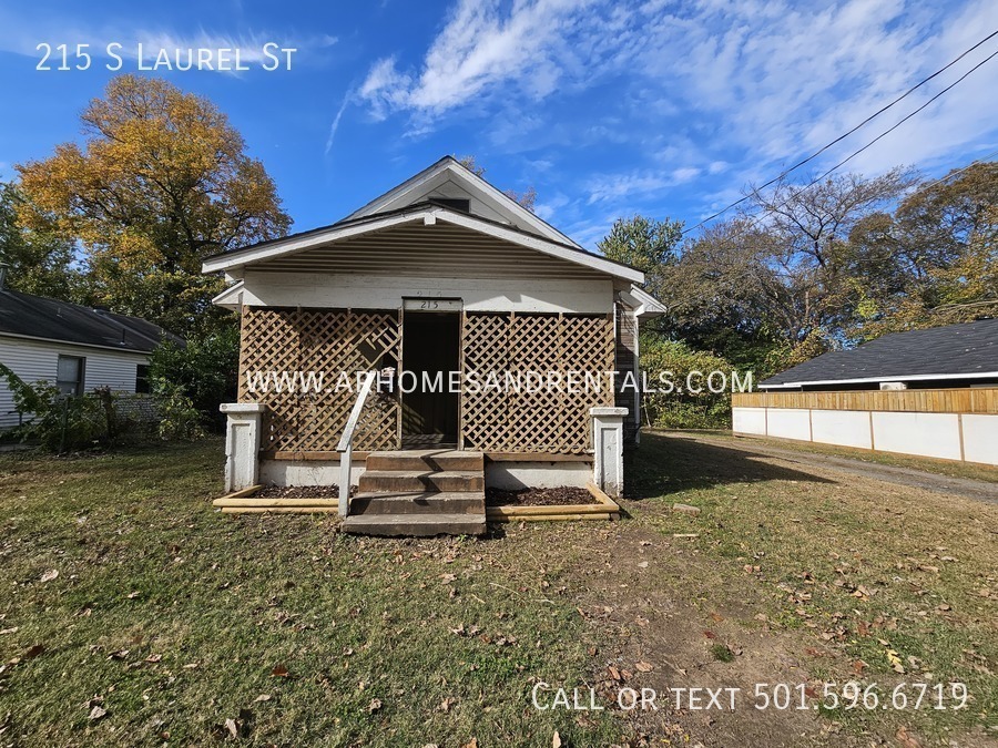 Primary Photo - 215 S Laurel St | $895 | 4 beds, 2 full baths