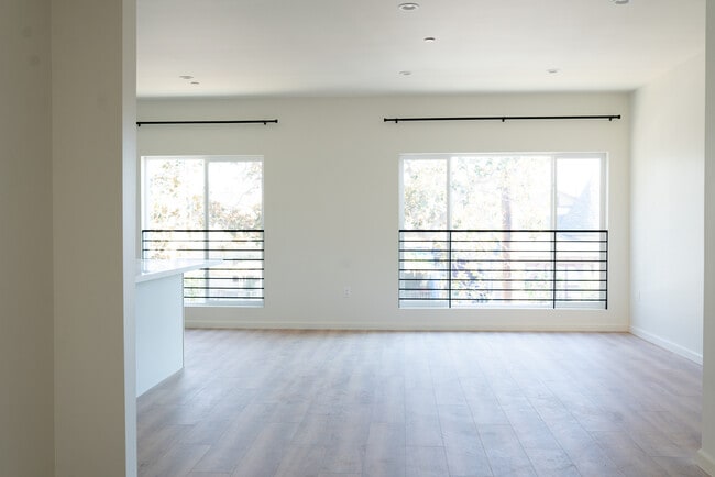 Building Photo - 5259 Lexington Ave