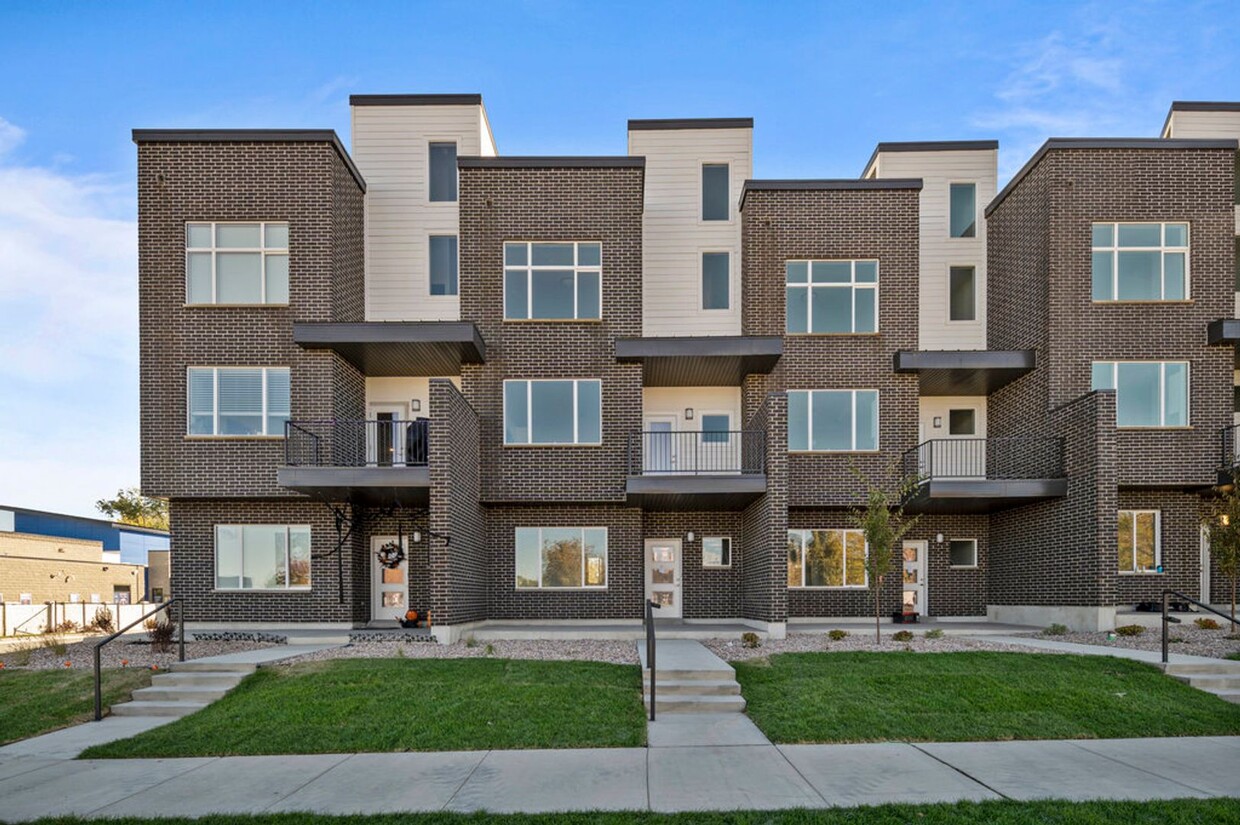 Gorgeous Brand New Townhome! - Gorgeous Brand New  Townhome!