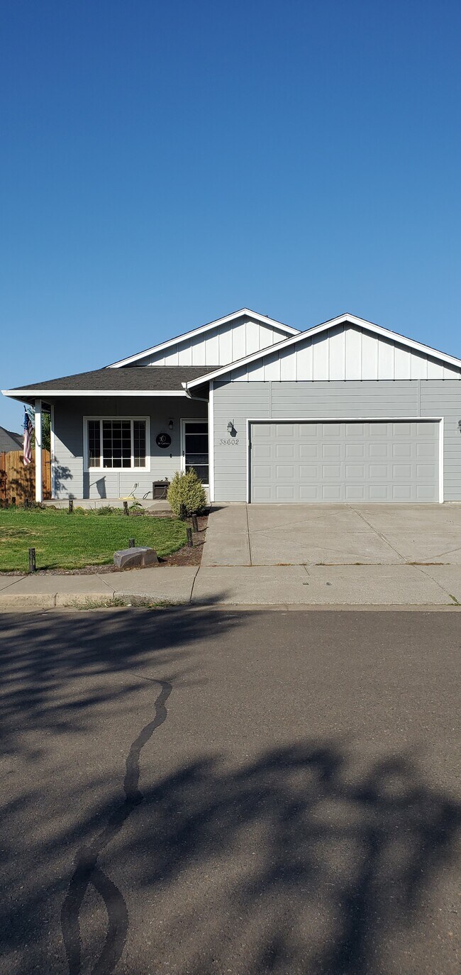 Building Photo - 38602 Dogwood St