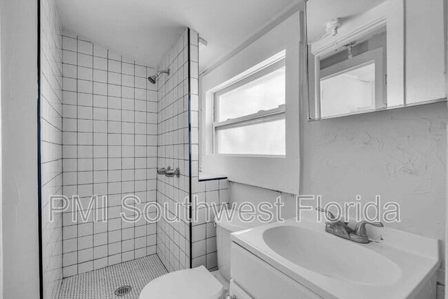 Building Photo - 1016 10th Ave W