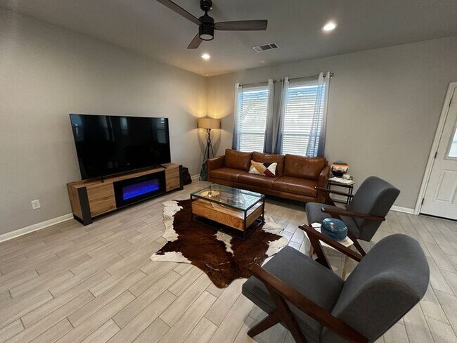 Foto del edificio - 3BR/2BA single-family home with fenced yard and attached garage in Jarrell, TX.