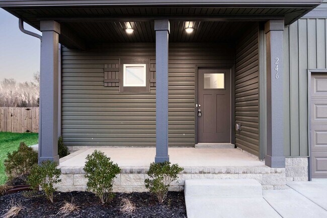 Foto del edificio - Charming Home With Eat In Kitchen, Granite Countertops, and Glass Door Tiled Shower