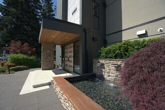 Building Photo - 6401 Lake Washington Blvd NE