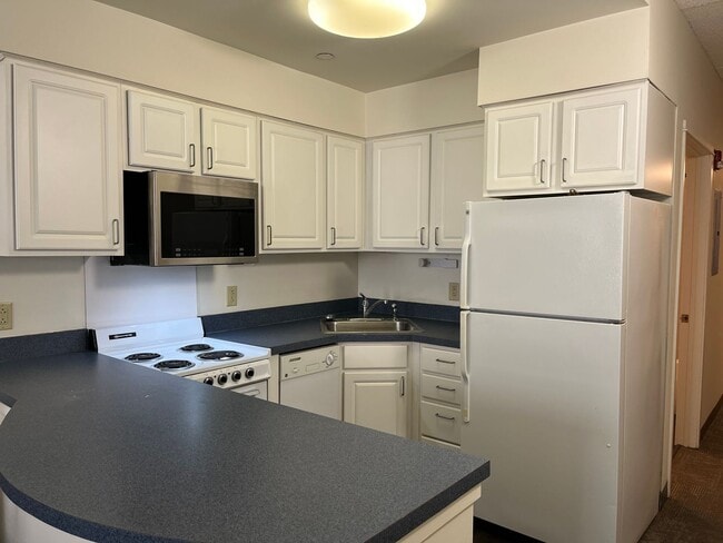 Interior Photo - 407 College Ave