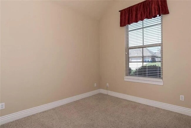 Building Photo - 3911 SW Sycamore St