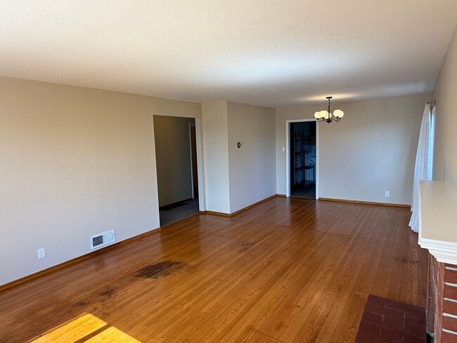 Building Photo - Spacious 3 bedroom, 1.5 bathroom Home in R...