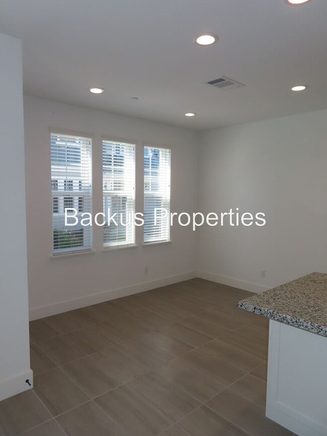 Building Photo - Newer home in Dunes Community