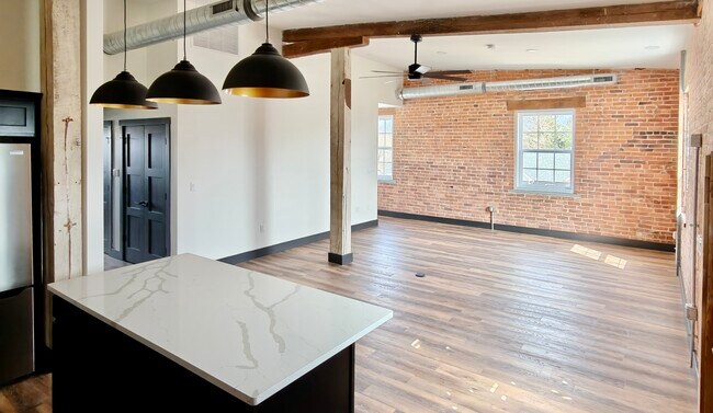 Sala de estar sin amueblar - 101 W Broadway St