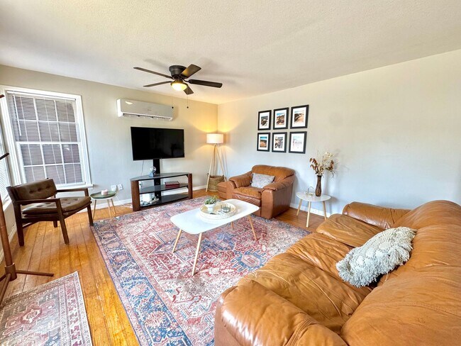 Foto del edificio - Blue Wall Oasis Mid-Term Rental 2/1 with a...