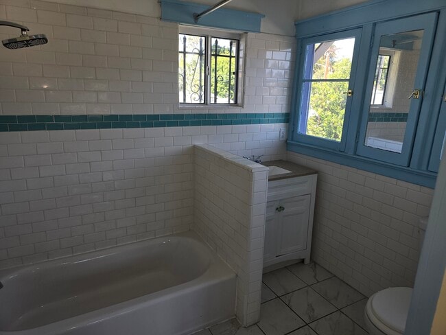 Building Photo - 976 Manzanita St