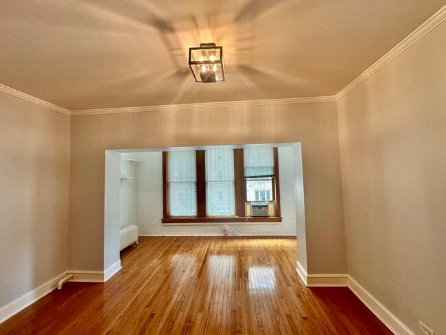 Building Photo - 1042 W Bryn Mawr Ave