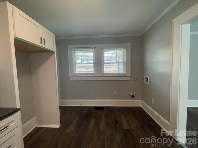 Building Photo - 624 Pinoca St