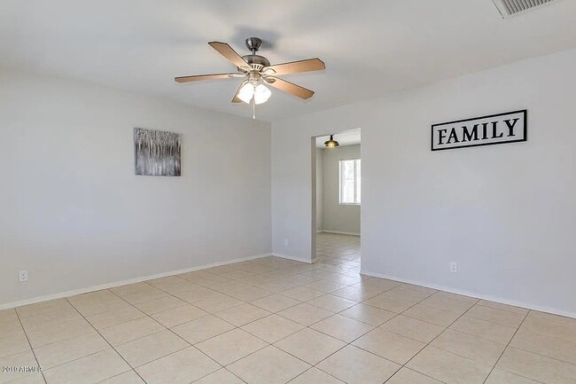 Building Photo - 4912 W Tuckey Ln