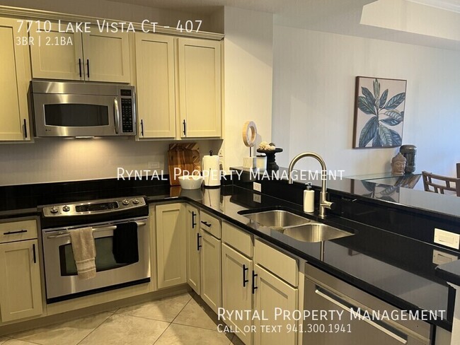 Foto del edificio - Furnished 3/2.5 LWR Condo- With Stunning F...