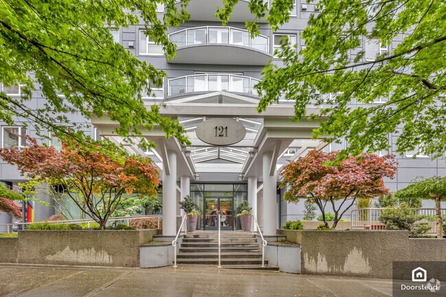 Building Photo - 121 Vine St