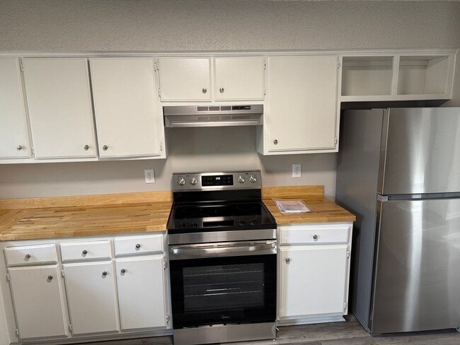 Building Photo - 2 Bedroom/ 1 Bathroom Duplex in Hermitage