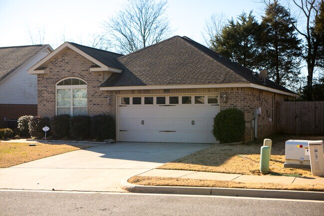 Fachada de la casa con garaje para dos coches - 307 Dovington Dr