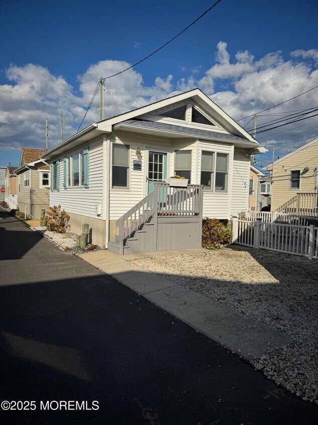 Primary Photo - 120 W Chadwick Way