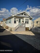 Building Photo - 120 W Chadwick Way