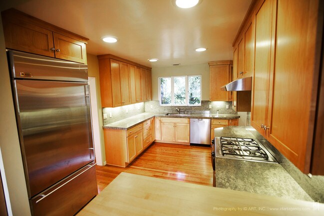 Building Photo - 3900 Sandhill Rd