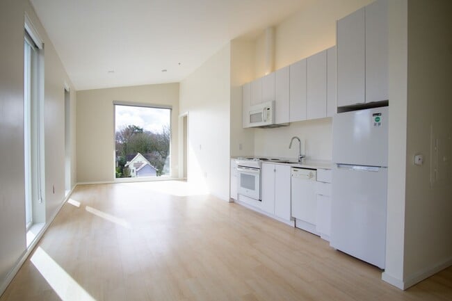 Foto del edificio - Modern Top Floor Corner Apt w/ W/D, A/C, & DW!