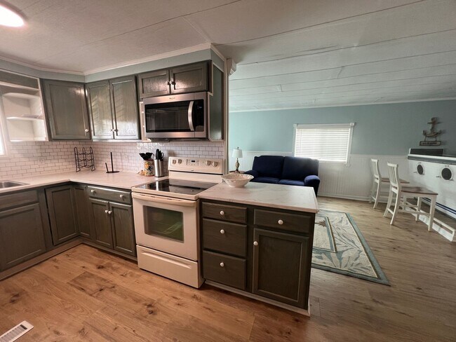 Building Photo - The absolute cutest rental you'll see - 2/2 mobile home in Davie 55+ community