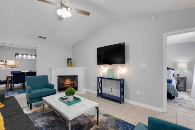 Building Photo - Renovated 2 bedroom Unit